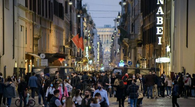Roma, vie dello shopping a numero chiuso: «O sarà zona rossa»