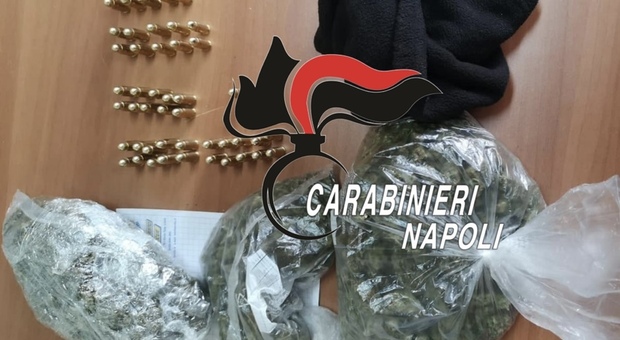 In giro con un sacchetto con droga e munizioni: arrestato (di nuovo) un 33enne nel Napoletano