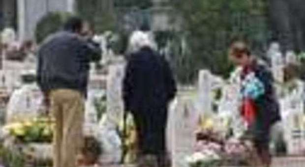 Ancona, ladri di rame saccheggiano cento tombe al cimitero di Tavernelle
