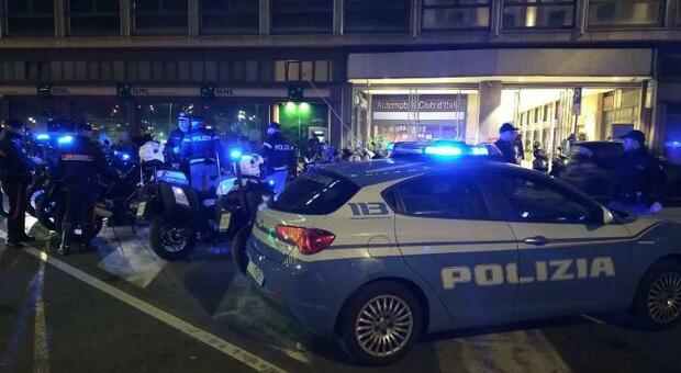 Roma, truffano un anziano e cercano di investire i poliziott: agenti sparano a piazza dei Consoli