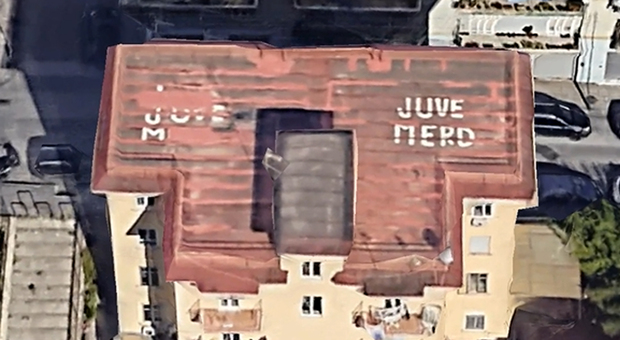 l'edificio di Bagnoli con la scritta anti-Juve