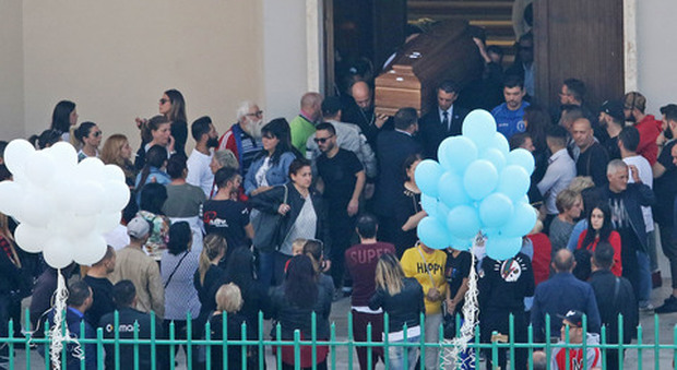 Rapinatore ucciso dall'avvocato, applausi ai funerali a Napoli