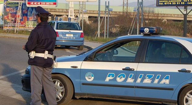 Roma, rapina un coetaneo, gli ruba l'auto e lo lascia nudo per strada: arrestato 26enne