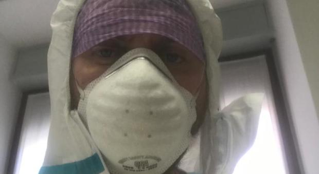 Il chirurgo in trincea a Piacenza: «Contagiato con moglie e figlio»