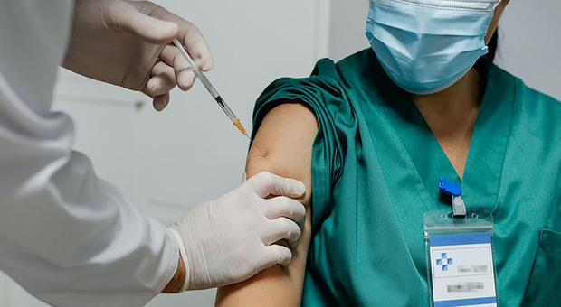 Medici mentre somministrano vaccini