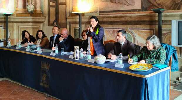 Foto 1: L'Assessore Silvio Franco riceve la medaglia per la Città di Viterbo da Giovanni Mirulla