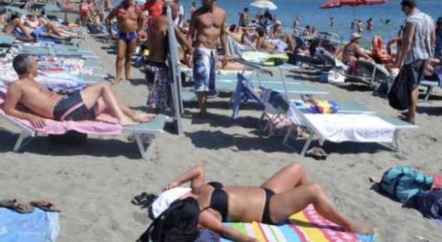 Ragazzi approcciano 40enne in spiaggia a Ostia, ma lei li interroga: «Lo sapete chi è Manzoni?»