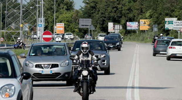 Gara tra furgoni sulla Treviso-Mare: affiancamenti e sorpassi a 120 all'ora
