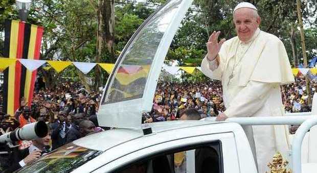 Papa Francesco in Uganda: «Sono qui perché il mondo si accorga dell'Africa» Bagno di folla per la messa a Kampala