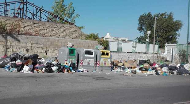 Emergenza rifiuti a Napoli, si torna a scuola con la «monnezza» tra le strade