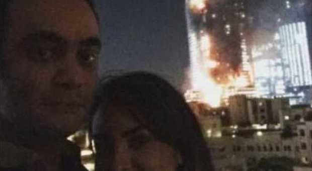 Selfie e sorrisi col grattacielo di Dubai in fiamme: sul web scoppia la polemica -Guarda