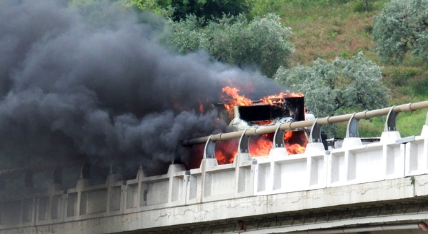 San Benedetto, camion va a fuoco sull'autostrada A14, traffico in tilt
