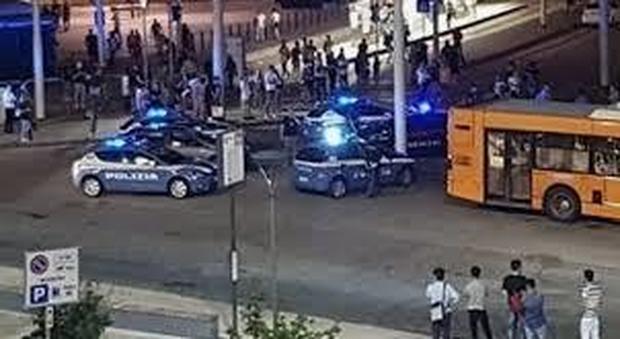Bari, assalto al bus degli ultrà del Brescia: sassi e tifoso investito, terrore in tangenziale