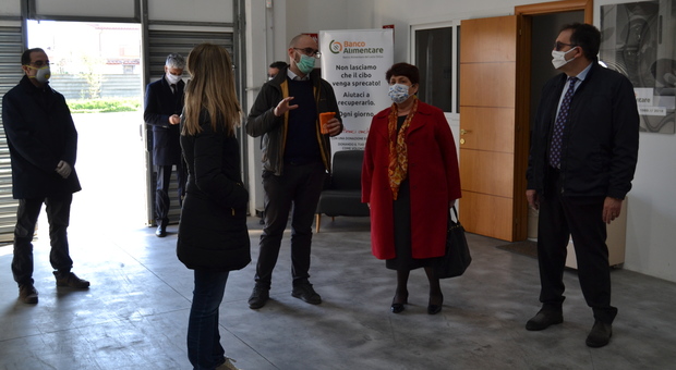Coronavirus, visita del ministro Bellanova al Banco alimentare di Aprilia: «Prenderci cura di tutti»