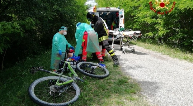 Si schianta in mountain bike sulla ciclovia del Brenta: rovinosa caduta
