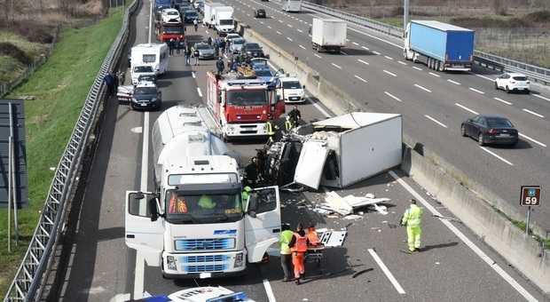 Incidente sull'autostrada A1 Milano-Napoli: camion si ribalta, code fino a sei chilometri
