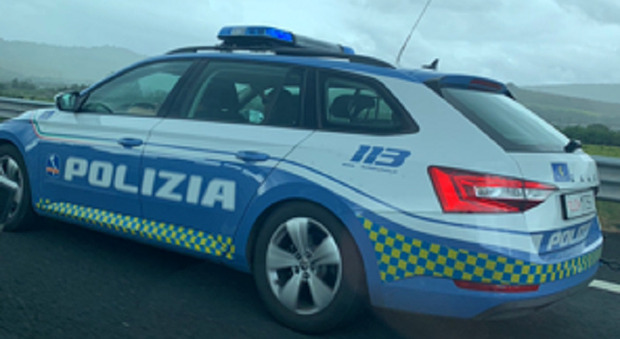 Guida un'auto di lusso con la patente falsa, denunciato dalla polizia stradale di Orvieto