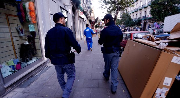 Napoli, in auto vedono la polizia e fuggono: avevano droga addosso, arrestati