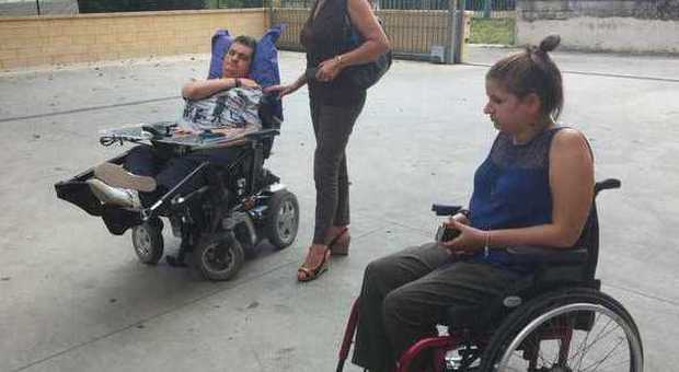 Il viaggio da inferno di due disabili: cacciati dal centro commerciale e derubati