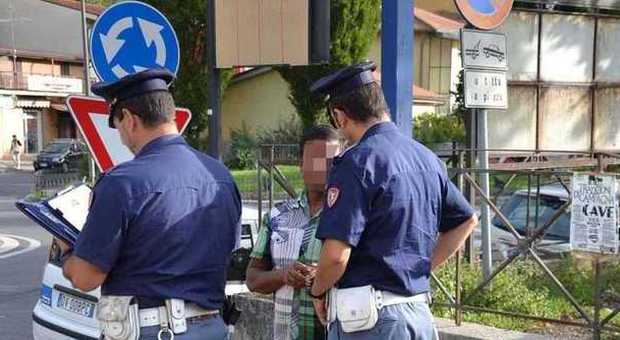 Parcheggatori abusivi allontanati dalla polizia dalla stazione di Valmontone