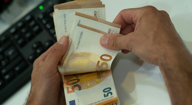 Nascondeva mezzo milione di euro in contanti sotto il materasso: denunciato per truffa