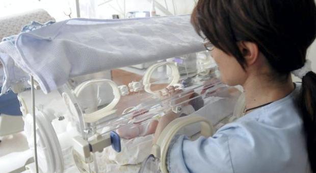 Bimba muore a tre giorni dal parto, 12 ore di calvario per la mamma
