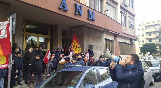 Napoli, in piazza i lavoratori dell’indotto Anm: «Da marzo senza stipendio»