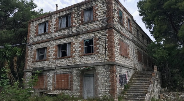 L'ex colonia Mutilatini, abbandonata da 2004 a Portonovo