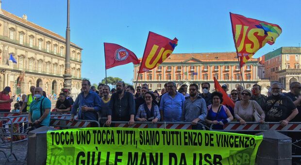 Aggressione a sindacalista Usb, flash mob al Plebiscito: «Non ci fermeranno così»