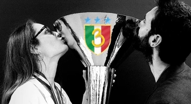 Il bacio alla coppa di Valentina De Laurentiis e Antonio Sinicropi