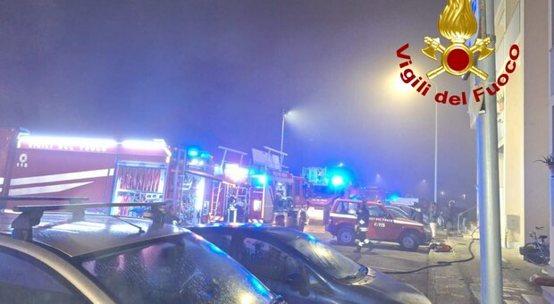 Paura nel Salento: incendio in un condominio, dieci persone bloccate e salvate dai Vigili del fuoco