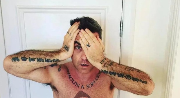 Robbie Williams, il nuovo tatuaggio sul petto sconvolge i fan: «Dicci che è uno scherzo»