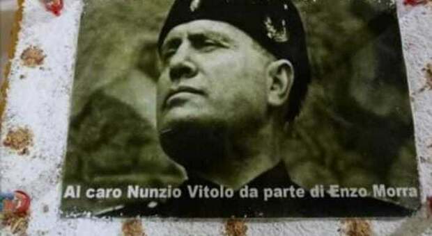 Torta dedicata a Mussolini, due indagati per apologia del fascismo nella Municipalità di Napoli