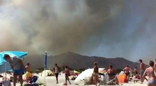 Sardegna, incendi a San Teodoro: evacuati due villaggi turistici