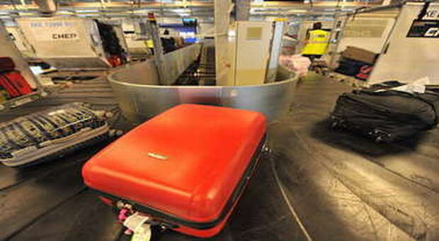 Uk, arriva tardi al check-in e perde l'aereo: 34enne tenta di imbarcarsi sul nastro dei bagagli, arrestato