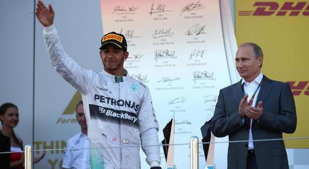 Lewis Hamilton arriva sul podio (LaPresse)
