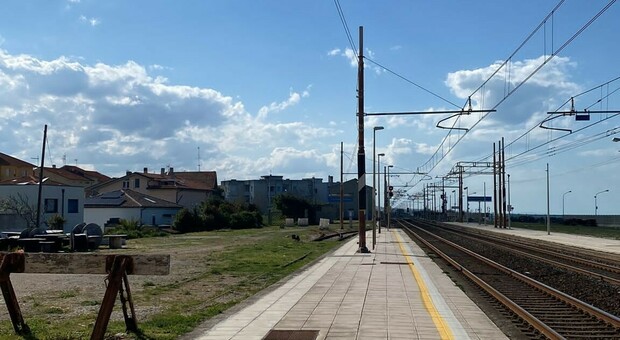 Ferrovia Adriatica, ci sono 100 milioni per studiare l’arretramento anche nel sud delle Marche