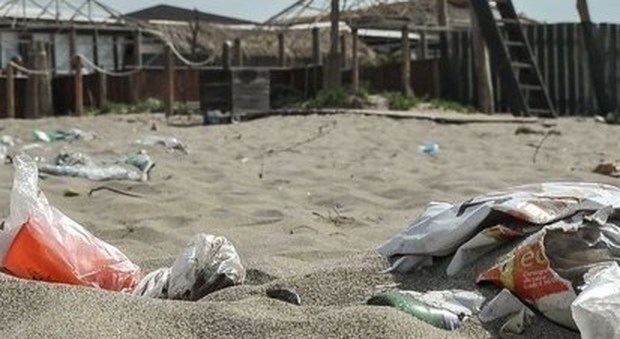 Spiagge come discariche: 714 rifiuti ogni 100 metri, la denuncia di Legambiente