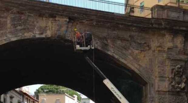 Napoli a pezzi | «Spicconato» anche il ponte della Cerra | Foto