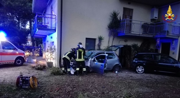 Perugia, si schianta con l'auto contro una casa: è grave. Colpi di sonno, alcol e velocità: raffica di incidenti a Capodanno. Emergenza vodka