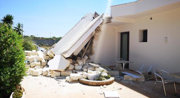 Esplode bombola, crolla casa vacanze in Puglia: morto uno dei feriti