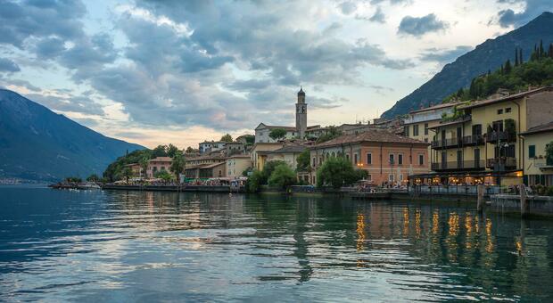 Si tuffa a mezzanotte nel lago di Garda e non riemerge: 42enne muore a Desenzano