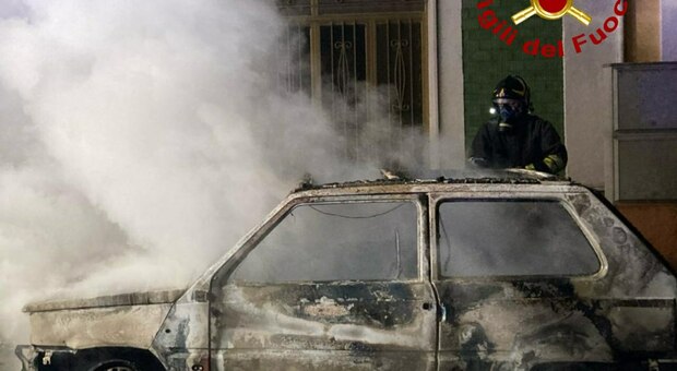 Ancora un'auto a fuoco nel Leccese: arrestato 31enne