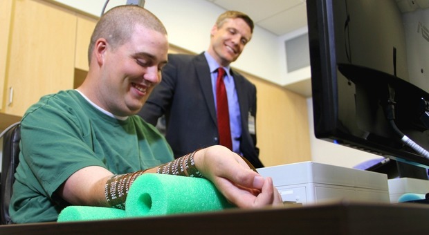 Ragazzo paralizzato riesce a muovere le mani grazie ad un chip nel cervello