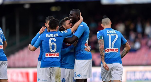 Il Napoli piega l'Atalanta con Mertens Vecino-gol, Inter-Roma finisce 1-1