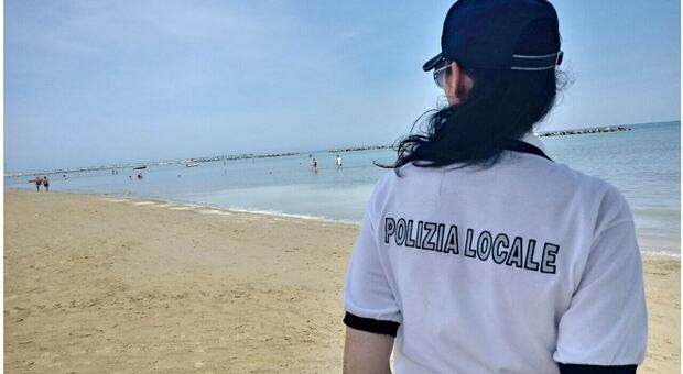 Controlli della polizia locale in spiaggia, raffica di sanzioni