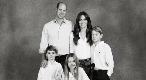 William e Kate, la foto di Natale con i figli in bianco e nero, tra stile casual e "normalità": dove è stata scattata e che segnali vuole dare