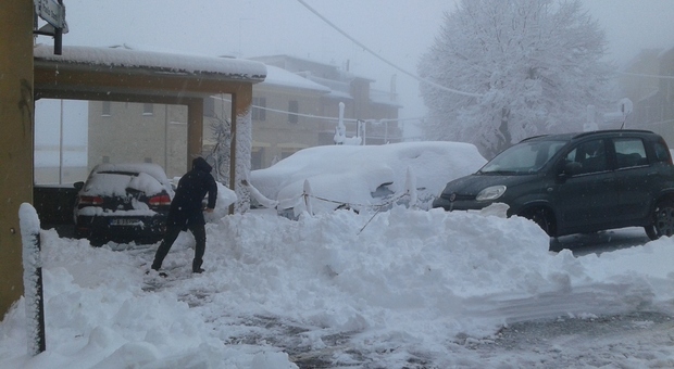 Le Marche sotto una coltre di neve: disagi, scuole chiuse e treni in ritardo