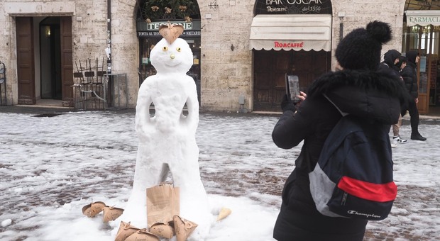 Uno dei pupazzi di neve comparsi in centro storico a Perugia