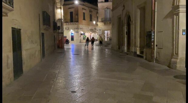 Tavoli vuoti e strade deserte a Lecce, in centro si va a letto presto: «La città si sta spegnendo»